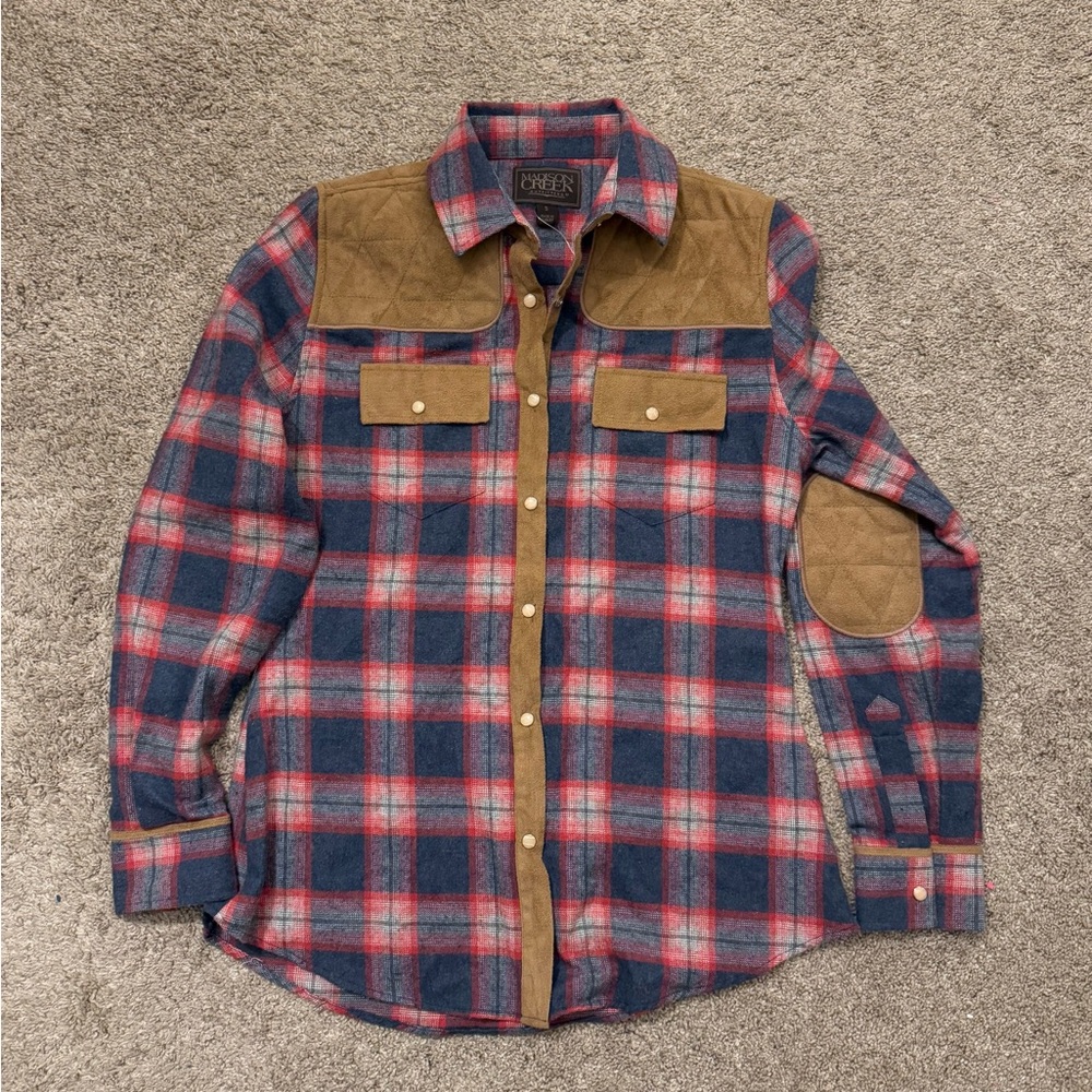 Women’s long sleeve shirt. It is a size small. It is a shooting shirt.